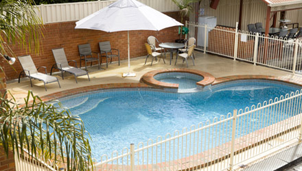 Courtyard Motor Inn - Swimming Pool