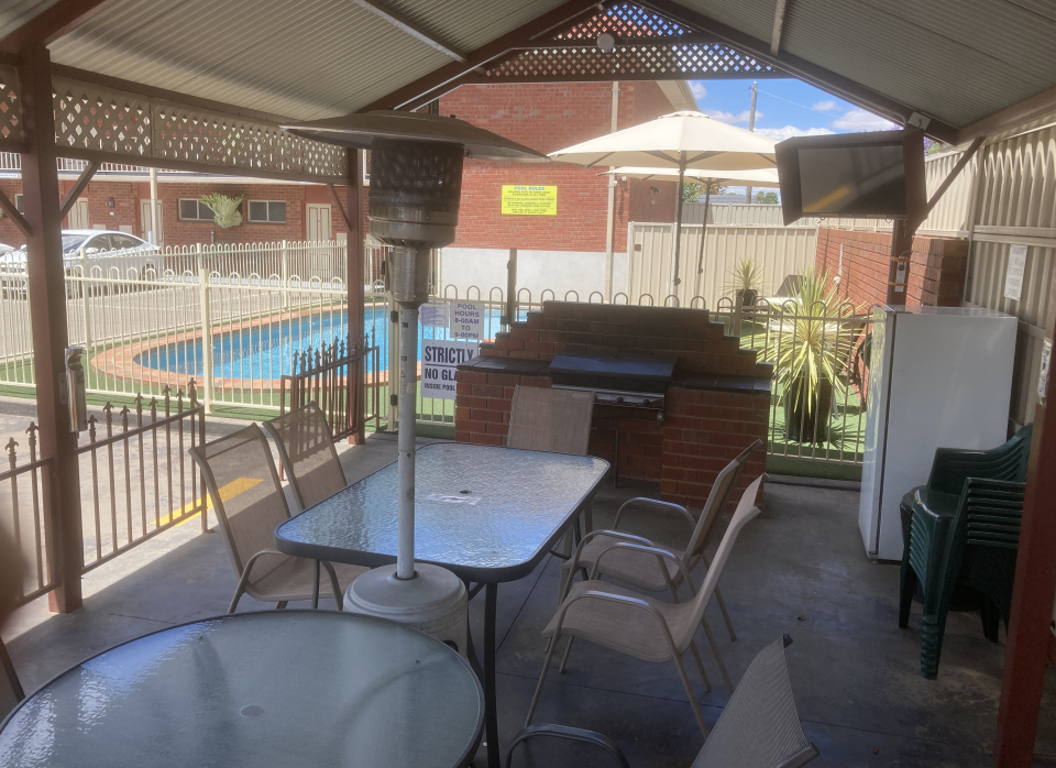 Courtyard Motor Inn - Gas BBQ