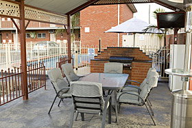 Courtyard Motor Inn - Gas BBQ